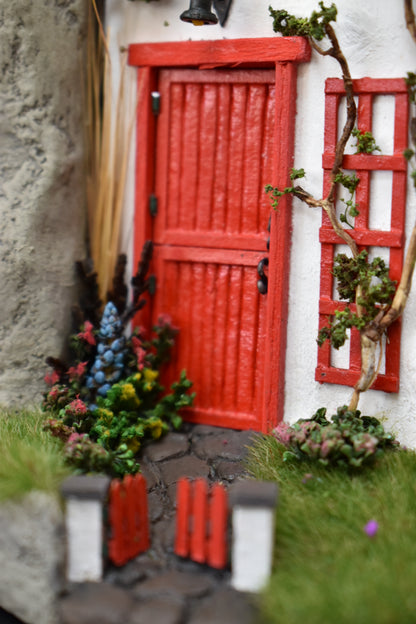 Diorama Irish House in glass dome