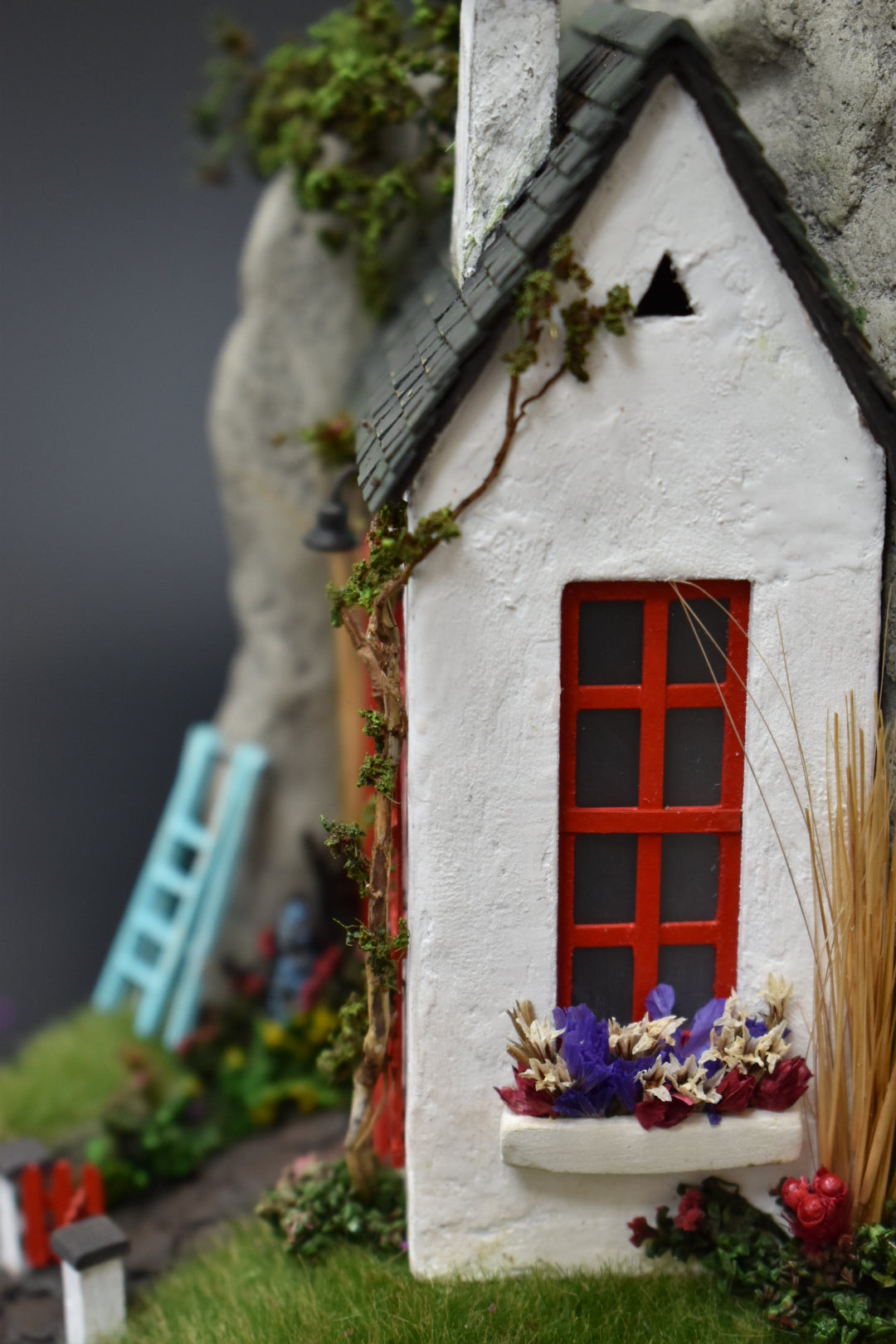 Diorama Irish House in glass dome