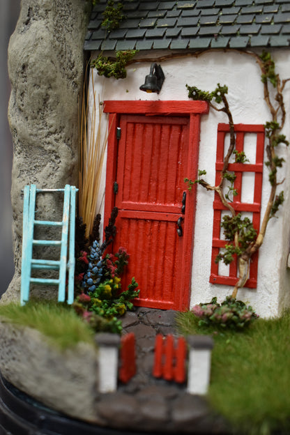 Diorama Irish House in glass dome