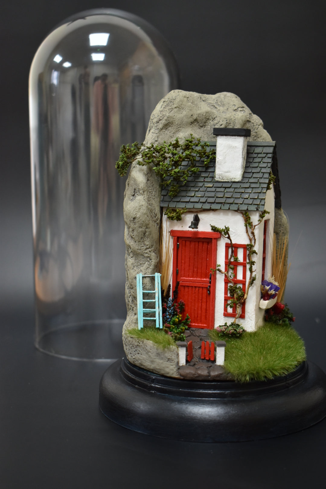 Diorama Irish House in glass dome