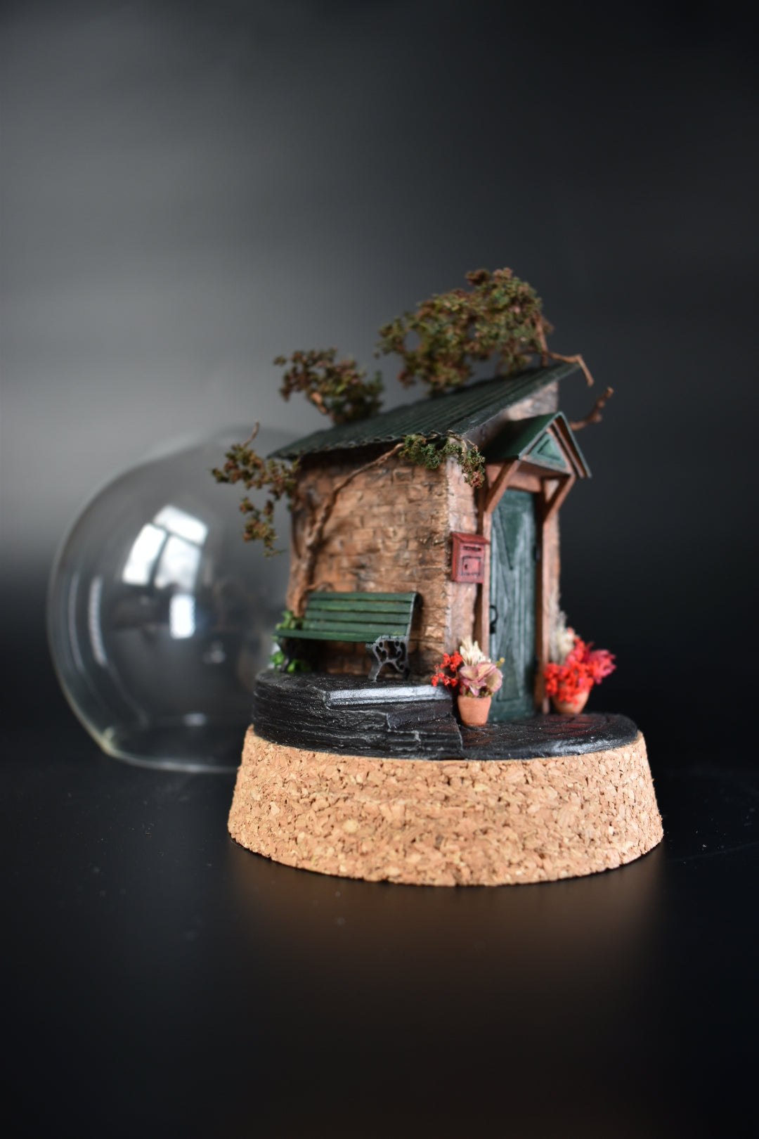 Diorama Cosy House  in glass dome